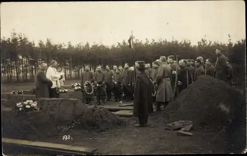 Foto Ak Königsbrück in der Oberlausitz, Truppenübungsplatz, Kriegsgefangenenlager, Beerdigung