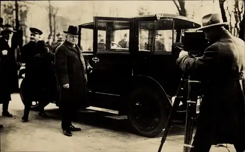 Foto Reichskanzler Hans Luther im Kreuzfeuer der Photographen