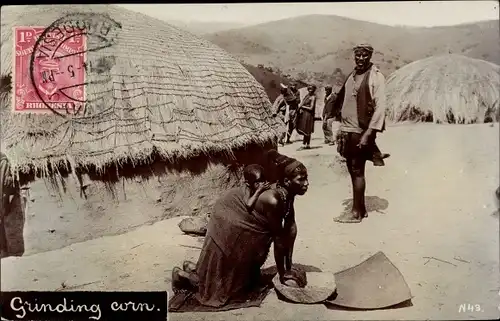 Ak Grinding corn, Afrikaner, Dorfansicht