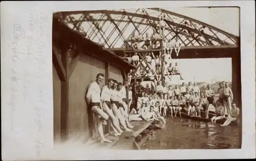 Foto Ak Riesa an der Elbe Sachsen, Gruppenbild, Soldaten in Badehose an der Brücke