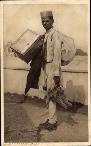 Ak Asien, Mann-Portrait, Soldat, Schuhe, Kiste