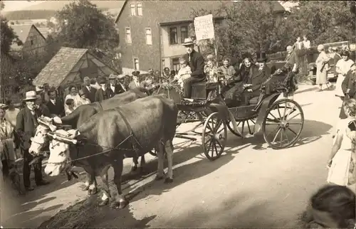 Foto Ak Elgersburg in Thüringen, Straßenpartie, Kutsche, Kühe, Passanten