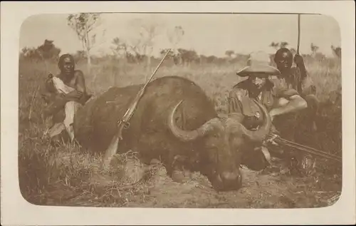 Foto Ak Afrika, Jäger mit erlegtem Büffel