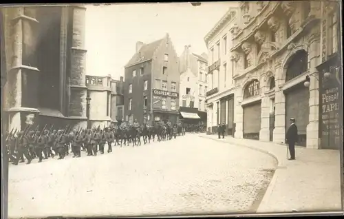 Foto Ak Bruxelles Brüssel, Deutsche Soldaten in Uniformen beim Marsch durch die Stadt