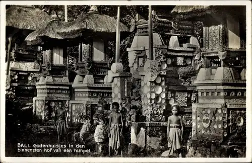 Ak Insel Bali Indonesien, Kinder vor einem Tempel