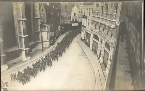 Foto Ak Bruxelles Brüssel, Deutsche Soldaten in Uniformen marschieren durch die Stadt