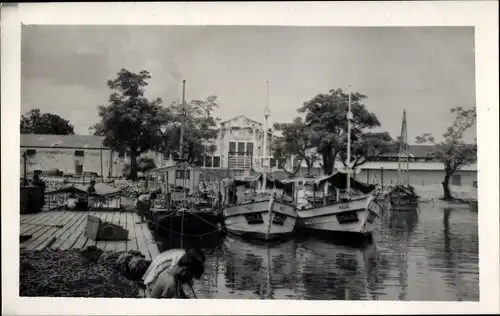 Foto Ak Makassar Indonesien, Partie am Hafen, Boote