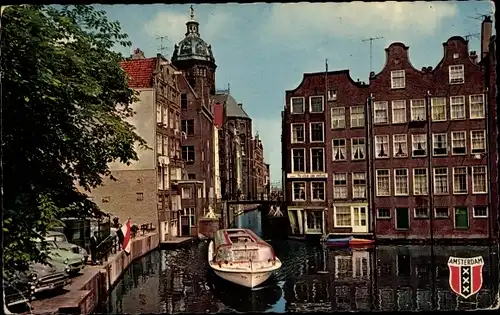 Ak Amsterdam Nordholland Niederlande, Fährboot in Fahrt durch die Gasse, Wappen