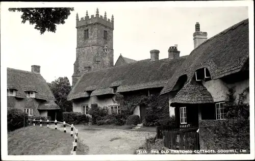 Ak Godshill Isle of Wight England, alte Reetdachhäuser