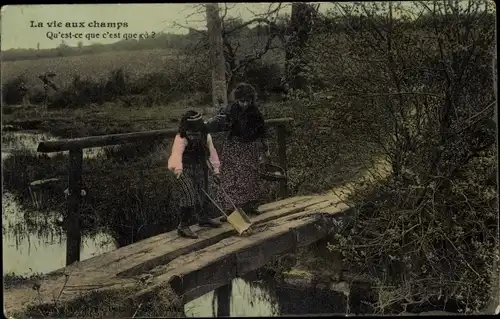 Ak Zwei Mädchen auf der Brücke, Schubkarre, Fluss