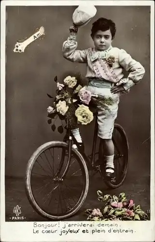 Ak Junge auf einem Fahrrad, Blumen