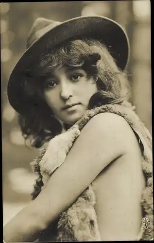 Foto Ak Kind mit Felloberteil und Hut