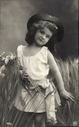 Ak Mädchen in einem Getreiddefeld, Portrait