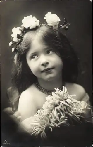 Ak Portrait von einem Mädchen mit Blumenkranz