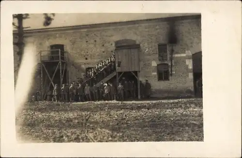 Foto Ak Bellgien, Gruppenportrait der Soldaten am Backsteinhaus