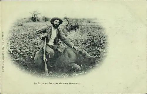 Ak Zanzibar Sansibar Tansania, Jäger mit erlegtem Nashorn