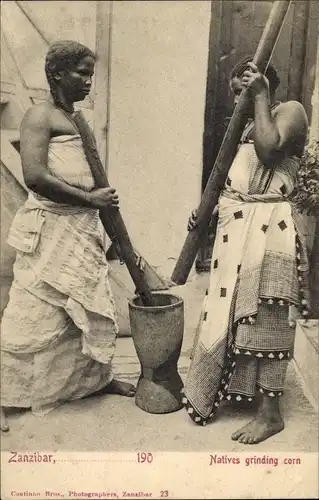 Ak Zanzibar Sansibar Tansania, Frauen mahlen Getreide