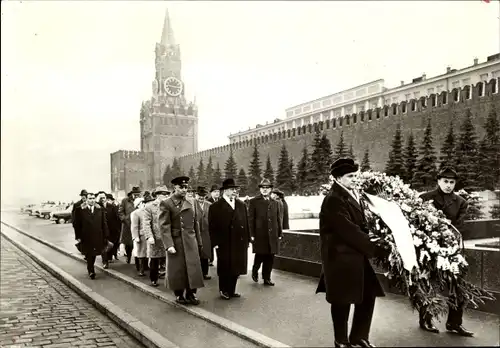 Ak Moskau Russland, Lenin-Mausoleum, Delegation des Zentralkomitees der SED, Willi Stoph