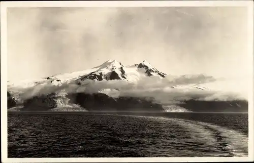 Ak Norwegen, Ile Jan Mayen, Küstenpartie, Insel mit schneebedeckten Bergen