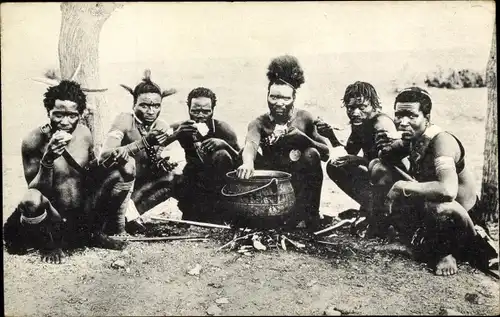 Foto Ak Afrikaner am Kessel, Gruppenbild, Afrikanische Tracht