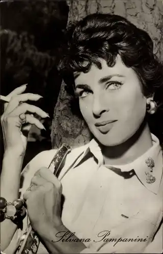 Ak Schauspielerin Silvana Pampanini, Portrait, Zigarette