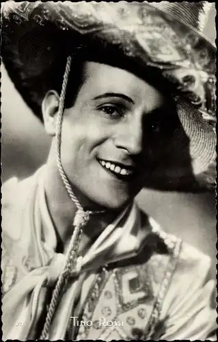 Ak Schauspieler Tino Rossi, Portrait, Sombrero