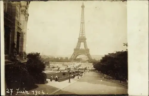 Foto Ak Paris VII, Der Eiffelturm, Eiffelturm