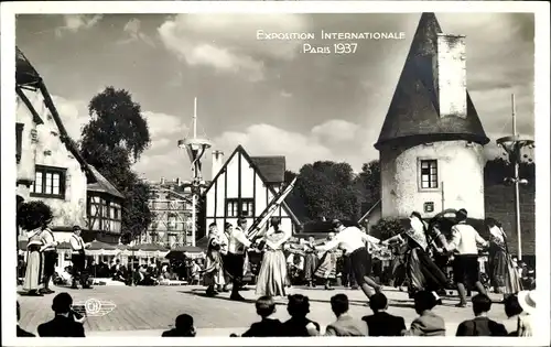 Ak Paris, Internationale Ausstellung 1937, Vergnügungspark, Tänze auf dem Dorfplatz