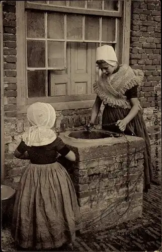 Ak Zeeland Niederlande, Mädchen am Brunnen, Niederländische Volkstracht