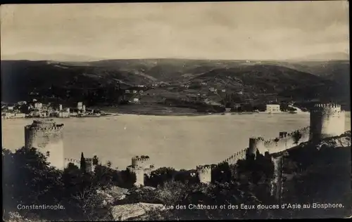 Ak Konstantinopel Istanbul Türkei, Blick auf die Burgen und Süßwassergewässer Asiens am Bosporus