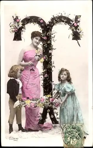 Buchstaben Ak Buchstabe T, junge Frau und zwei Kinder, Blumen