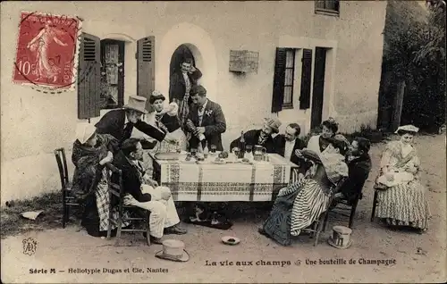 Ak Leben auf den Feldern, eine Flasche Champagner