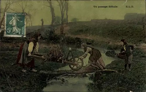 Ak Frauen überqueren Fluss, Schubkarre mit Holz, Französische Tracht