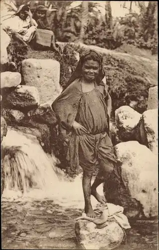 Ak Junge Araberin am Wasser, Maghreb
