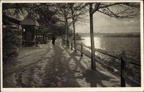 Ak Starnberg am Starnberger See Oberbayern, verschneite Seepromenade