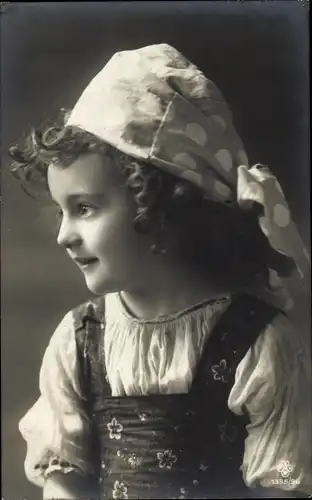 Ak Mädchen mit Kopftuch, Portrait