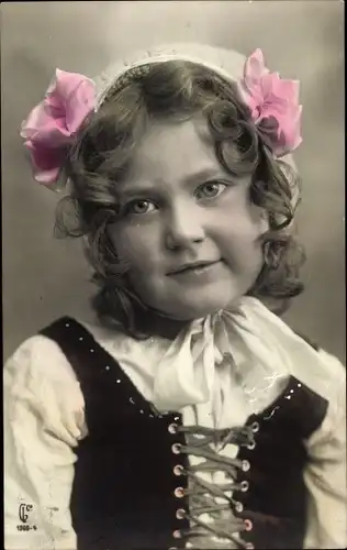 Ak Mädchen mit Haube, Portrait