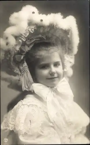 Ak Mädchen in Spitzenkleid mit Hut