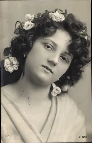 Ak Portrait einer Frau mit Blumen im Haar