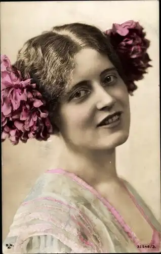 Ak Portrait einer Frau mit Blumen im Haar