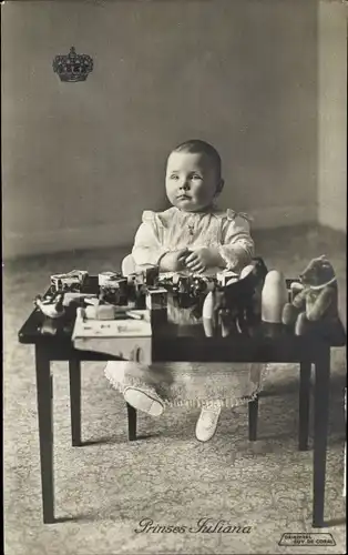 Ak Prinzessin Juliana der Niederlande, Portrait als Kleinkind mit Spielzeugen, Teddy