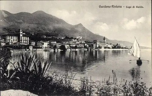 Ak Gardone Riviera Lago di Garda Lombardia, Uferpartie, Ruderboot