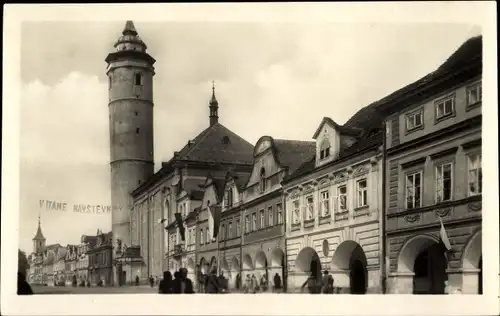 Ak Domažlice Taus Region Pilsen, Straßenpartie, Passanten, Turm