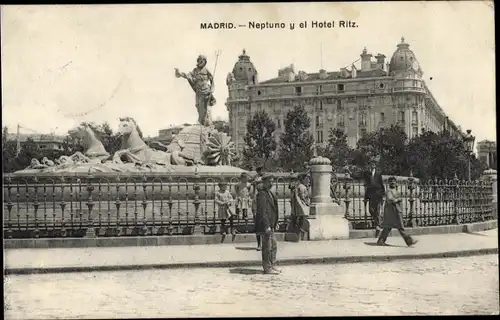 Ak Madrid, Spanien, Neptun und das Ritz Hotel