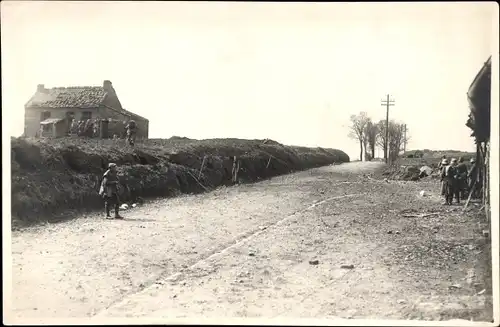 Foto Ak Albert Somme Frankreich, Kriegsschauplatz 1. WK, Hohlweg nach Millencourt