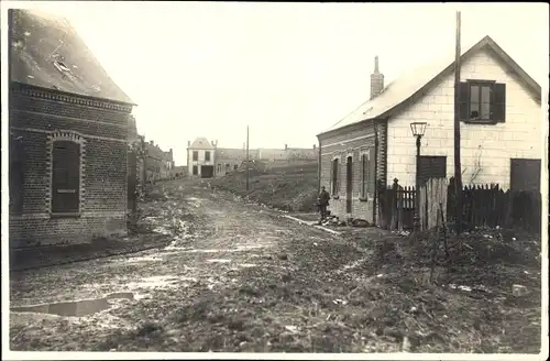 Foto Ak Albert Somme Frankreich, Straße nach Kämpfen, Kriegsschauplatz 1. WK