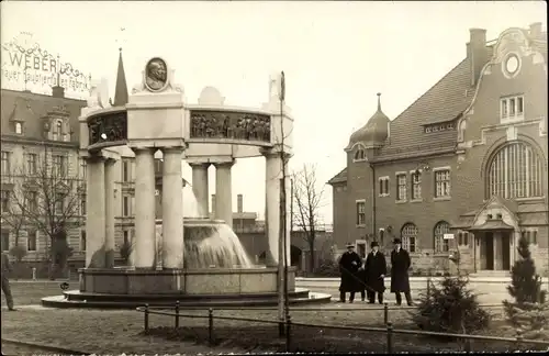Foto Ak Chojnów Haynau Schlesien, Denkmal, Brunnen, Fabrik Weber