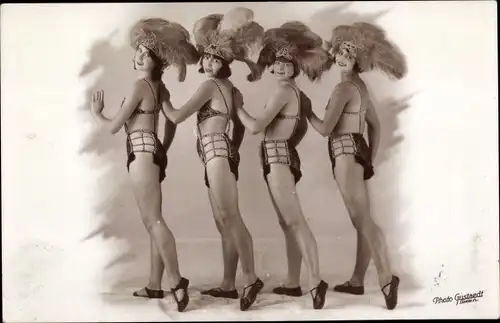 Foto Ak Vier Variete Tänzerinnen in knappen Kostümen