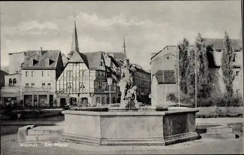 Ak Weimar in Thüringen, Am Markt, Brunnen mit Statue, Fachwerkhaus