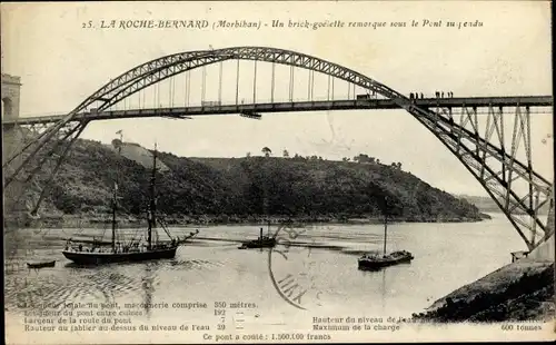 Ak La Roche Bernard Morbihan, Eine Schonerbrigg, die unter der Hängebrücke hindurchgeschleppt wurde